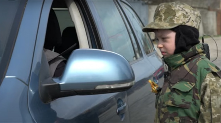 Сміливість немає віку, або Як маленький хлопчик допомагає на блокпості в Харківській області