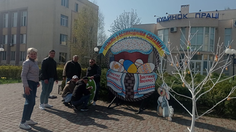 У Балтській громаді готуються Великодня: прикрашають місто та передають паски на передову