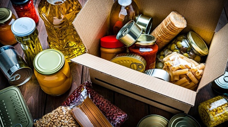 Крупи, борщовий набір, печиво: що кладуть у продуктові набори для вимушених переселенців у Гадячі