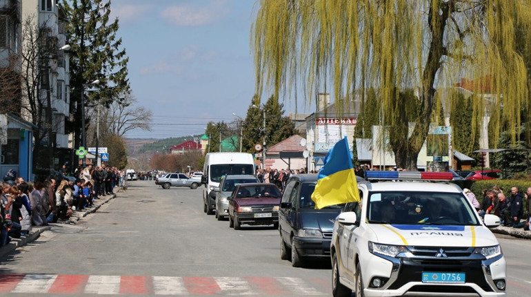 Великдень, а Шумськ зустрічає загиблого військового Михайла Польового з Великих Дедеркал