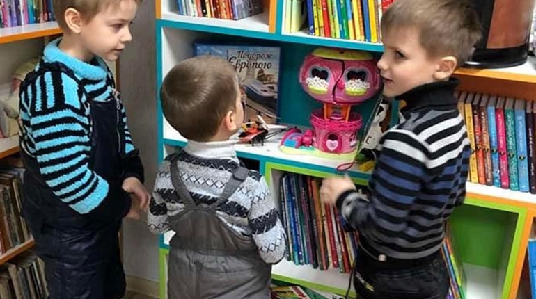 Бібліотекарі носять книги по домівках, або Як юнацька бібліотека Лозової переформатувала роботу?