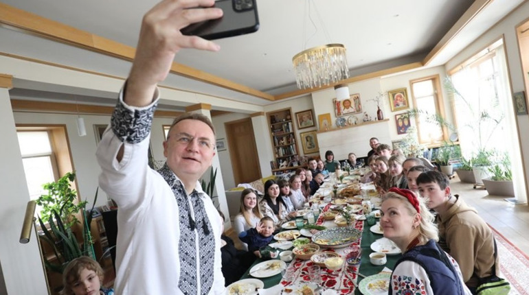 Дітей з Торецька запросив на великодній сніданок міський голова Львова Андрій Садовий
