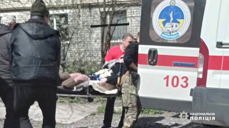 Несли під обстрілами кілька сотень метрів. Історія порятунку жительки Мар'їнки