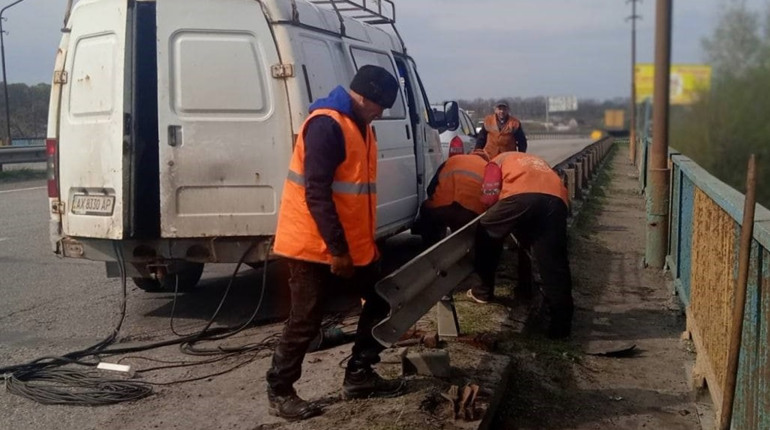 На Харківщині дорожники працюють над відновленням доріг державного значення