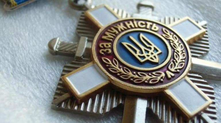 Рятувальники Дніпропетровщини, які потрапили під обстріли в аеропорту Дніпра, нагороджені орденами