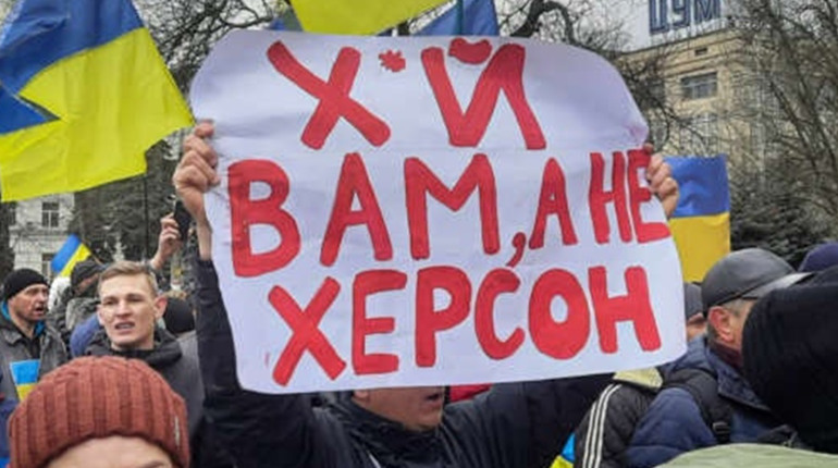 Мирний мітинг у Херсоні розігнали світлошумовими гранатами та сльозогінним газом