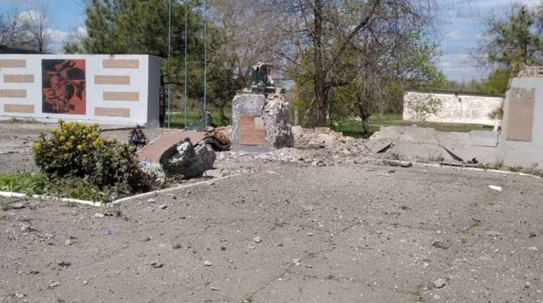 У Гуляйпільському районі росіяни зруйнували стелу пам'яті загиблим у Другій світовій війні