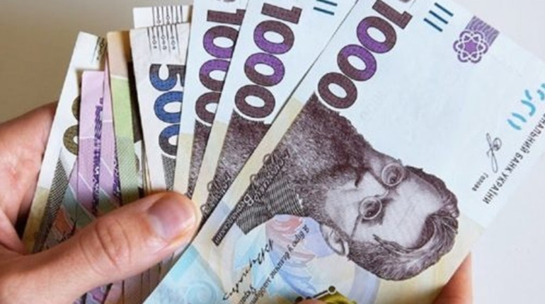 Відтепер людям з окупованих територій нараховуватимуть пенсію на картку «Ощадбанку»