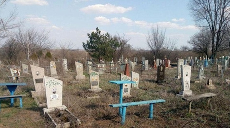 Поминальні вихідні. У Торецьку заборонили відвідувати кладовища