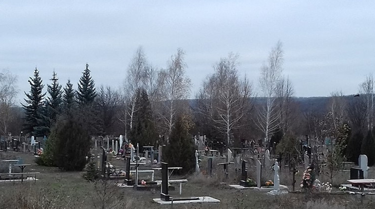 Поминальні дні. Чи правитимуть у Кураховому служби на кладовищах?