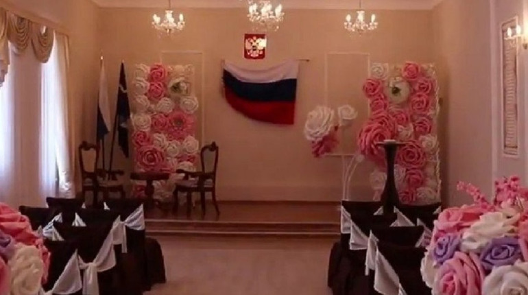 У Бердянську колишня прибиральниця одружує молодят під російським прапором