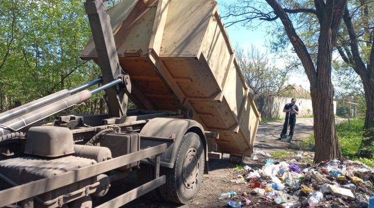 Як працюють комунальні служби Курахового та Мар'їнки під час війни?