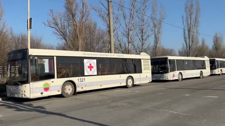 Евакуація почалась: колона автобусів виїхала з Маріуполя та прямує до Луначарського кільця