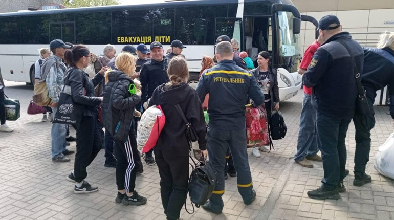 Евакуація із Курахового: безкоштовних автобусів стає менше, а приватний транспорт дорожчає