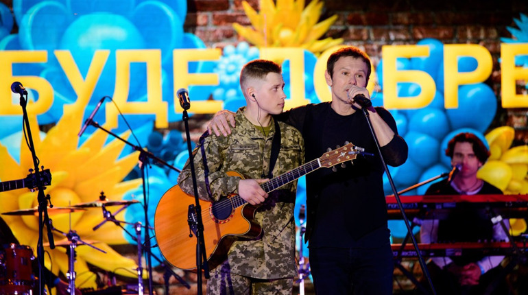 Гурт «Океан Ельзи» та первомаєць Олександр Свіріденко заспівали разом у київському метро