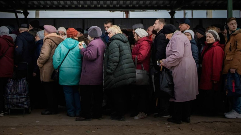 В окупованому Сватовому знущаються з літніх людей при отриманні пенсії