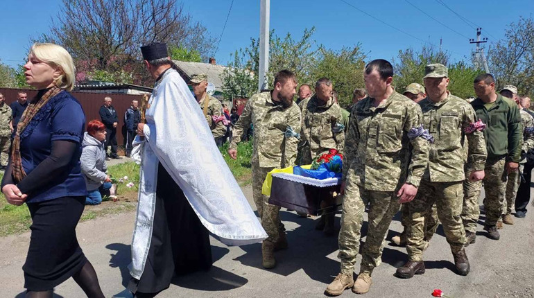 З прапорами та схиливши коліна Первомайщина прощалася із захисником: загинув Віталій Пчелінський