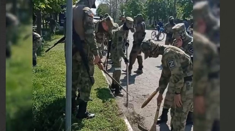 Розвішують прапори та білять дерева: як у Лазурному окупанти готуються до 9 травня