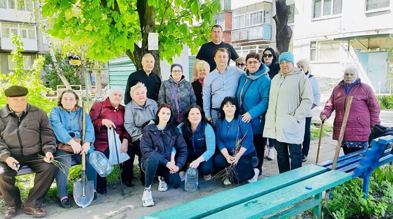 Покровчани висаджують квіти і фруктові дерева
