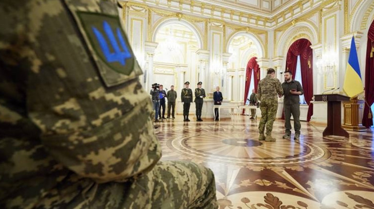 Головнокомандувач ЗСУ Залужний став першим кавалером Хреста бойових заслуг