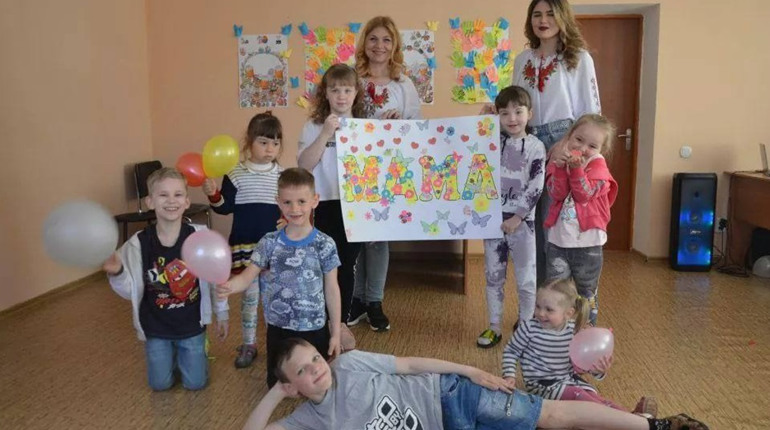 В Гадячі маленьким переселенцям допомогли приготувати дарунки мамам
