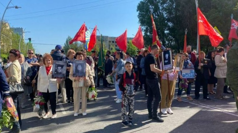 9 травня у Мелітополі: росіяни зібрали військових та провели «Безсмертний полк»