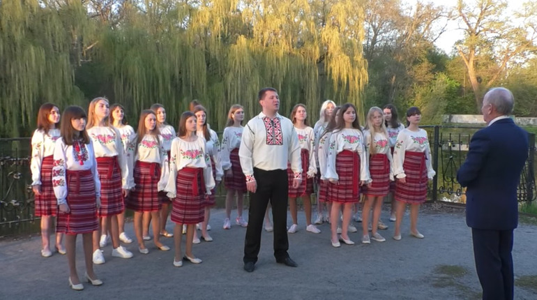 "Червона калина" голосами ніжинських дітей. Відео