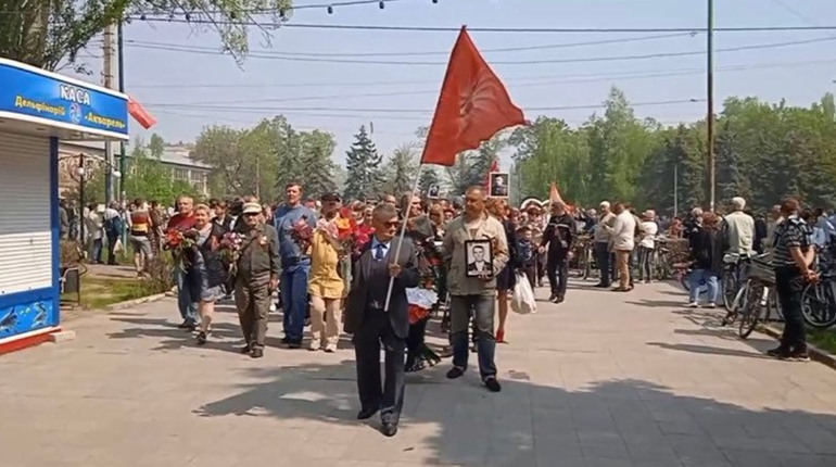 «Вечный огонь», «бессмертный полк» та прапори СРСР: 9 травня у Скадовську