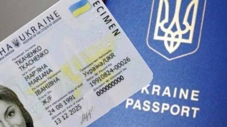 Закордонний та внутрішній одночасно: в Україні запустили пілотний проєкт з оформлення паспортів