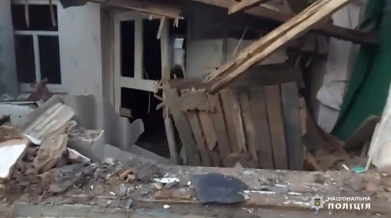 "Щоби рідні змогли поховати": з самісінького пекла Мар'їнки поліцейські вивезли тіло дідуся
