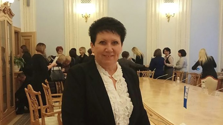 У Сватовому видають паспорти лнр, першою отримала зрадниця Людмила Русанова
