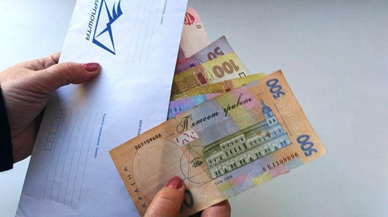 Пенсіонери, які отримували гроші Укрпоштою, мають оформити картки Приватбанку
