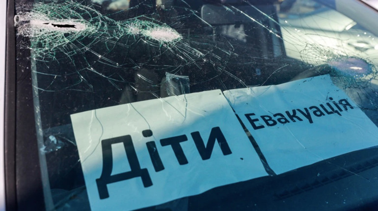 Небезпечна евакуація: росіяни обстріляли колону біженців з Херсонщини, є поранені