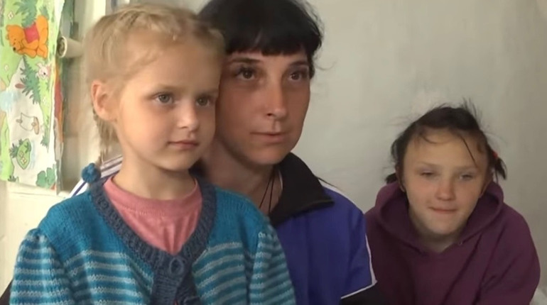 Миска замість ванни й вдвох на одному ліжку. Як живе на Вінниччині курахівська сім'я з 10 дітьми