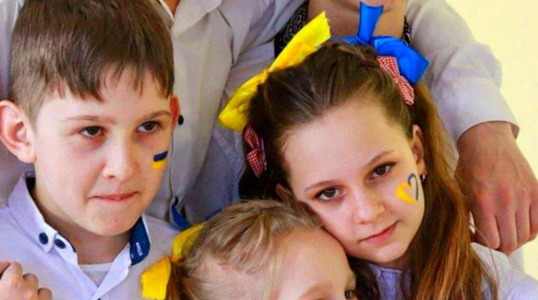 Дітям з Верхньоторецького, які втратили маму, благодійники назбирали грошей на будинок