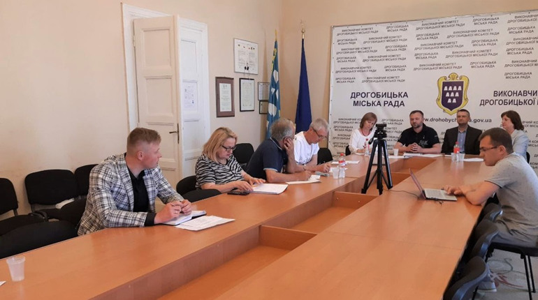 Допомагають переселенцям, захисникам та містам України: як у Дрогобичі працює гуманітарний центр