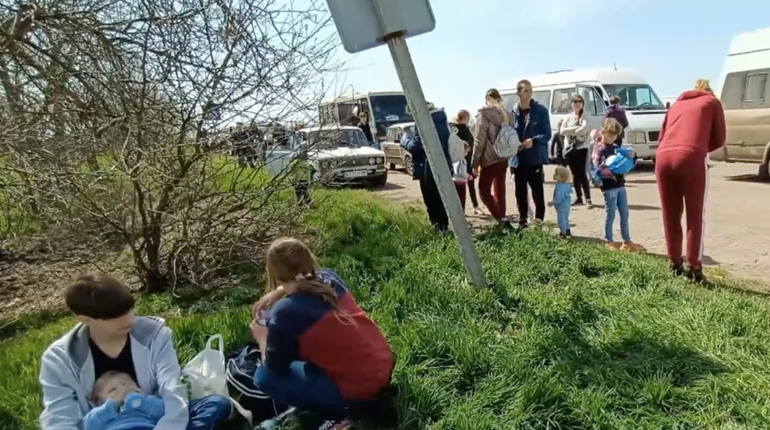 Без звʼязку та їжі: росіяни не випускають тисячі автомобілів з Херсонщини