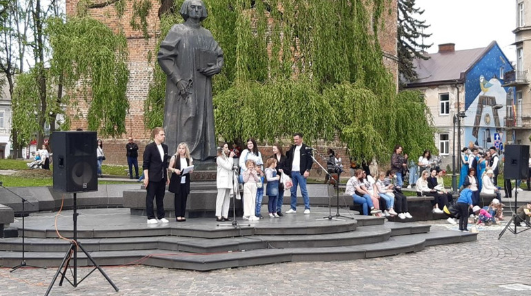 У Дрогобичі до Дня сім'ї провели акцію «вільний мікрофон» та зібрали 28 тисяч гривень на ТРО