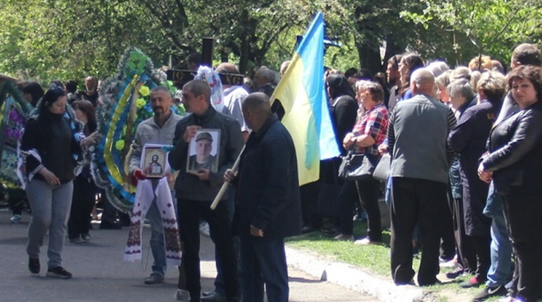 Калинівчани попрощались із загиблим воїном