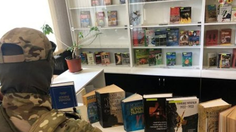 Російські ставленики вилучають з бібліотек Мелітополя книги з історії України