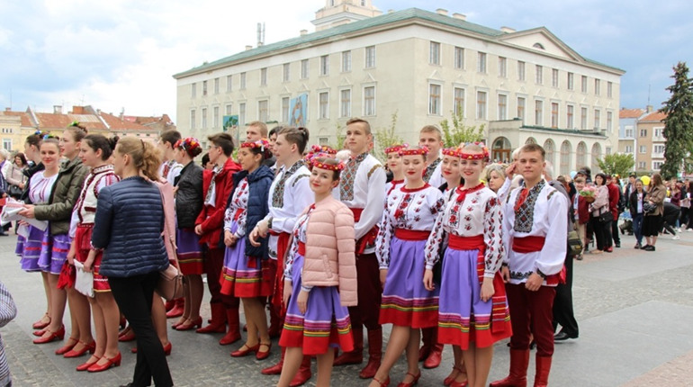 У Дрогобичі до Дня вишиванки покажуть колекцію етноодягу та розгорнуть великий прапор