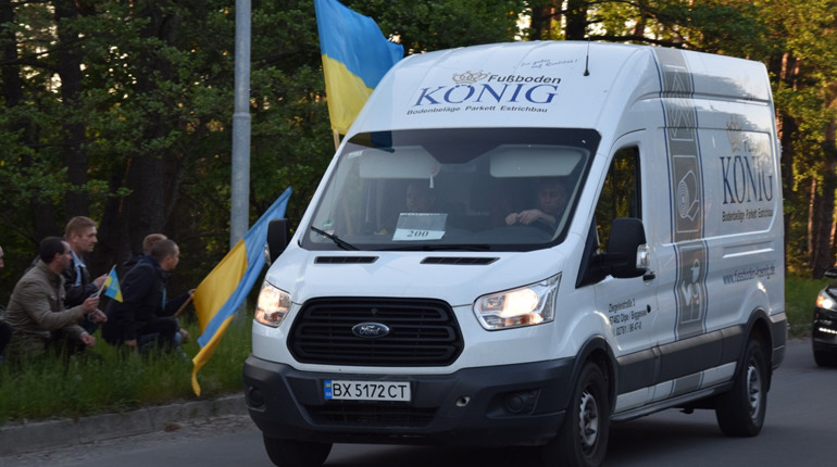 Схиливши коліна, сотні нетішинців зустріли Героя Олександра Саєцького, який востаннє приїхав додому