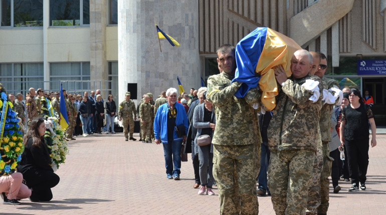 В Южноукраїнську попрощалися із загиблим героєм Віталієм Поживітьком (ФОТО)