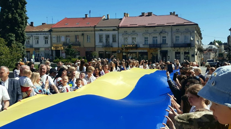 У Дрогобичі на День вишиванки розгорнули великий прапор: як це було