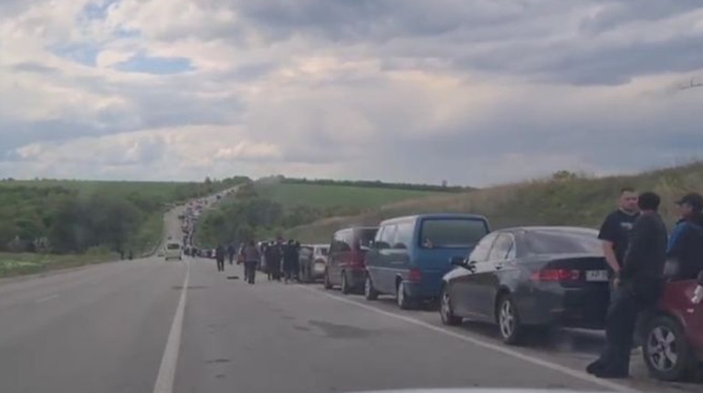 На блокпості у Василівці російські військові не пропускають понад тисячу автомобілів