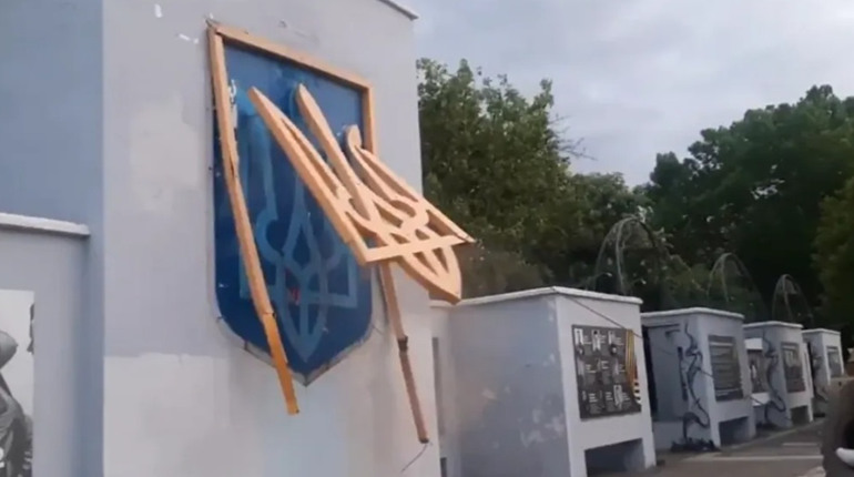 У Херсоні окупанти БТРом зірвали герб України (ВІДЕО)