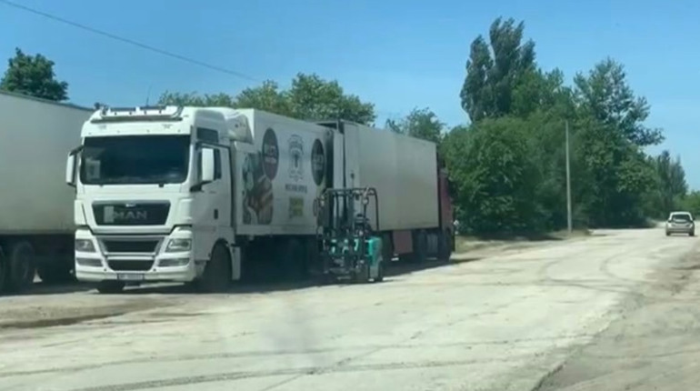 Крадена праця: фура з Херсонщини перевантажує товар в Крим (ВІДЕО)