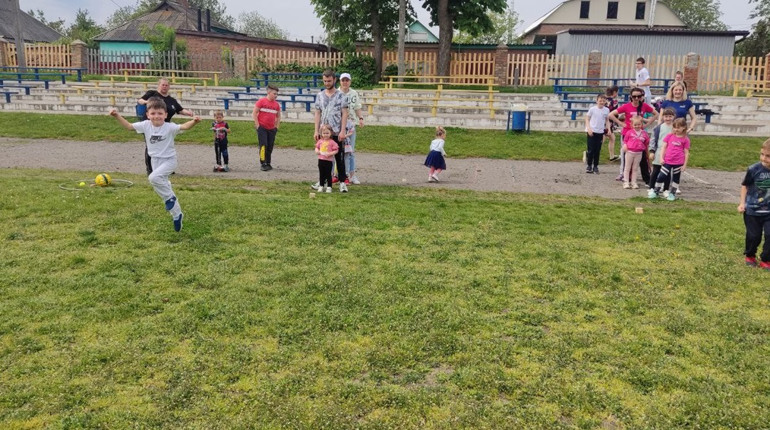 Спортивні естафети та рухливі ігри: в Гадячі для дітей-переселенців провели спортивні змагання