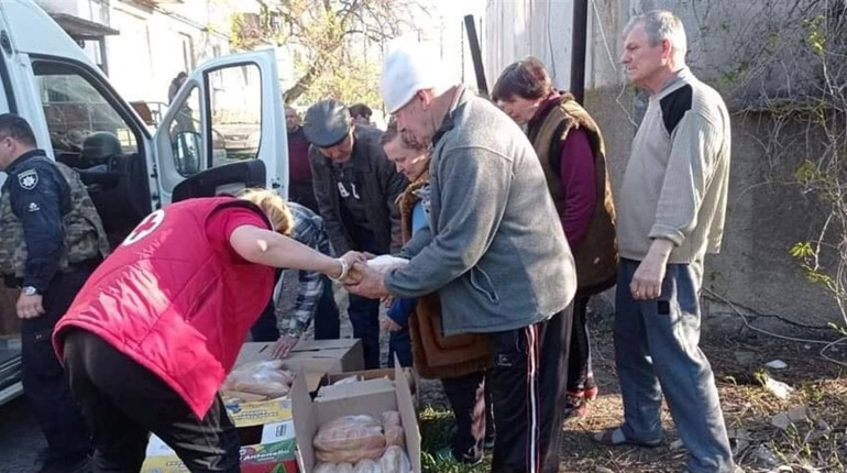 Найбільше бракує води та хліба: хто допомогає мешканцям Мар'їнської громади