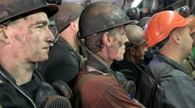 Попри звуки артилерії, шахтарі працюють зціпивши зуби. Репортаж BBC з Торецька